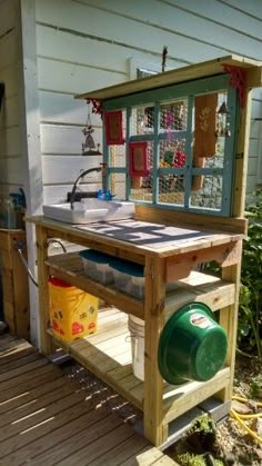 an outdoor kitchen built into the side of a house