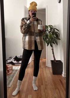 Flannel Leggings Outfit Fall, Brown Flannel Jacket Outfit, Grey Sherpa Jacket Outfit, Brown Plaid Jacket Outfit, Flannel And Sweatpants Outfit, Light Brown Flannel Outfit, Brown Fannels Shirts Outfits, Plaid Sweater Outfit, Cozy Plaid Sweater