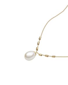 The pearl pendant is flanked by gold elements that are held on the delicate chain. A simple yet sophisticated piece where the components connect like in a song. Classic Pearl Necklace, Delicate Chain, Solid Gold Rings, A Song, Pearl Ring, Cleaning Jewelry, Pearl Pendant