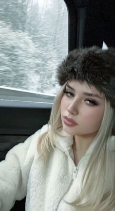 Blonde Russian Aesthetic, Russian Lady Aesthetic, Bratva Russian Aesthetic, Russian Woman Outfit, Russian Girl Makeup Look, Russian Women Style Winter, Russian Blonde Girl, Slavic Girl Makeup, Russian Womens Fashion