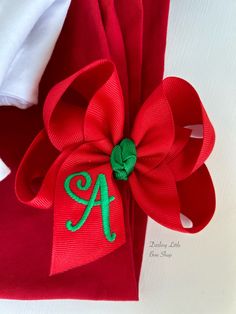 Christmas Monogrammed Bow with Cursive Initial - Darling Little Bow Shop Diy Christmas Hair Bows, Christmas Hair Bows Diy Tutorials, Christmas Hair Bows Diy, Character Hair Bows, Monogram Bow, Bow Fashion, Bow Shop, Christmas Hair Bows, Mickey Christmas