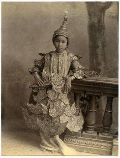 History Of Myanmar, Vintage Myanmar, Royal Costume, Myanmar Art, Dancing Figures, Old Portraits, Burma Myanmar, Myanmar Traditional, Royal Tiaras