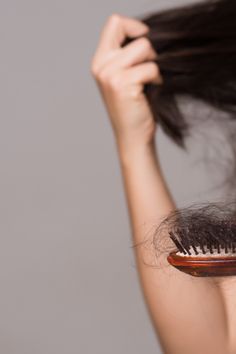 Plagen Sie kahle Stellen am Kopf oder wird Ihr Haar immer lichter? Damit sind Sie nicht alleine, denn viele Frauen leiden unter Haarverlust. Mit diesen Mitteln gegen Haarausfall kommen Sie dem Traum vom vollen Haar einen Schritt näher! Hair Advertising, Upper Lip Hair, Skin Care Pictures, Hair Salon Marketing, Salon Pictures, Hair Growth Supplement, Morning Coffee Images, Hair Care Brands