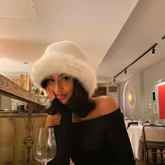 Fur Hat Outfit, Vinter Mode Outfits, Fur Hat, Outfits With Hats, Winter Fits, Ski Trip, Winter Aesthetic, How To Pose, Insta Photo Ideas