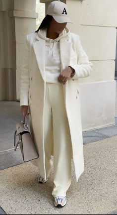 White Outfit Ideas Black Women, Luxury Casual Winter White Outerwear, Layered Airport Outfit, White Long Coat Outfit, Winter Boating Outfit, Plus Size Luxury Fashion, Airport Winter Outfit, Modest Airport Outfit, Luxury Chic Winter White Outerwear