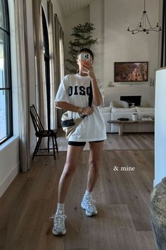 If you need an outfit for running around, an oversized graphic tee and chunky sneakers are perfect. Tap to shop this cool and casual outfit! Errands Outfit Summer, Chunky Sneakers Outfit, Cute Sneaker Outfits, Cute Running Outfit, Nanny Outfit, Running Errands Outfit, Sneakers Outfit Summer, Hot Weather Outfits, Errands Outfit