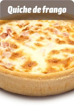 a close up of a pizza on a plate with the words quiche de frango above it