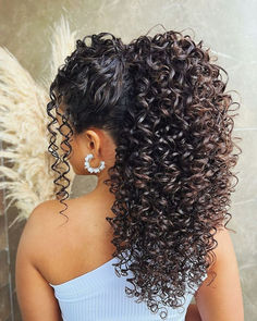 Clique no Pin Curly Hair High Ponytail, Curly Hair Ponytail Styles, Event Hairstyles, Curly Hair Ponytail, Curly Wedding Hair, Hair Ponytail Styles, September 8, Ponytail Styles, High Ponytails