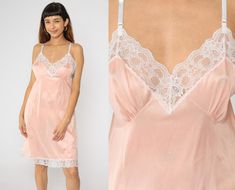 Robe nuisette vintage des années 60 rose avec bordure en dentelle blanche. Bretelles fines réglables, taille empire. Veuillez consulter les dimensions et l'état ci-dessous. Chaque vêtement que nous vendons est vintage authentique et unique en son genre ! Vous recevrez exactement l'article photographié. État : bon vintage avec une légère usure générale, la dentelle est légèrement usée en raison de l'âge Ajustement optimal : moyen Matériau : effet polyester Epoque : années 60 MESURES Mesure prise Slip Dress Midi, Pink Slip Dress, Dress Midi, Vintage 1960s, Deep V Neck, Empire Waist, Deep V, White Lace, Lace Trim