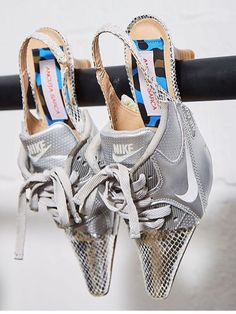 Ancuta Sarca shows her Nike kitten heel sandals during London Fashion Week Ancuta Sarca Nike, Ancuta Sarca Shoes, Ancuta Sarca, Nike Fashion Sneakers, High Heel Sneakers, Kitten Heel Sandals, Fashion Organization