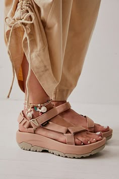 Travel Sandals, Teva Sandals, Comfy Travel, Western Shoes, Camper Shoes, Hiking Sandals, Sandals Outfit, Sport Sandals, Shoe Inspiration