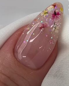 Classy Flower Nails, Jelly Spring Nails, Real Flower Nail Art, Dried Flowers Nails Design, Nails With Flowers Inside, Dried Flower Nails Acrylics, Encapsulated Glitter Nails, Encapsulated Nails Flowers, Dry Flower Nail Art