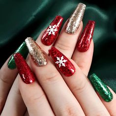 Square Acrylic Christmas Nails, Christmas Nails Red Green Gold, Christmas Nail Designs Green, Cozy Christmas Party, Halloween To Christmas, Easy Snowflake, Christmas Nail Art Ideas, 3d Flower Nails