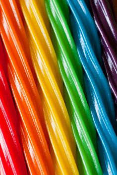 many different colored straws are lined up together