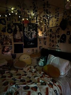 Room Inspo Indie Grunge, Teenage Grunge Bedroom, Cool Room Layouts, Small Room Ideas Grunge, One Bed Bedroom Ideas, Grunge Cozy Room, Small Grunge Room Ideas, Cosy Room Bedroom, Room Ideas Two People