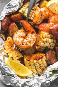 shrimp, corn on the cob and carrots in foil