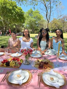 #picnic #blackgirls #gardenparty #botanicalgarden Big Picnic, Picnic Black Women, Sip And Paint Outfit Ideas, Picnic With Friends, Picnic Outfit Black Women, Birthday Picnic, Picnic Date Food, Picnic Birthday Party