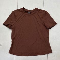 Shein Brown Cropped Short Sleeve T-Shirt Women’s Size Medium New New Condition See All Pics Bs100/24t18kh10 Brown Crew Neck Top For Summer, Trendy Brown Crew Neck Top, Fitted Brown Graphic T-shirt, Fitted Brown Graphic Tee, Basic Brown Tops With Relaxed Fit, Basic Brown Relaxed Fit Tops, Brown Short Sleeve Top, Brown Graphic Tee For Spring, Brown Crew Neck Top For Spring