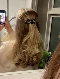 Classy Vintage Hairstyles, Front Hair Tied Back, Now In Hair, Hair Clips Half Up Half Down, Blowout With Headband, Hair Inspo For Thick Hair, Sixth Form Hairstyles, Hairstyles Long Thick Hair, Blonde Half Up Half Down