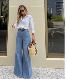 Blue Denim Outfit, Wide Leg Jeans Outfit, Outfits Con Jeans, Looks Jeans, Look Jean, White Jeans Outfit, Bag Chanel, Outfits Petite, Outfit Formulas