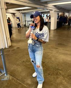 Outfit For Dodger Game, Cute Dodgers Outfit Women, Dodgers Jersey Outfit Womens, La Dodgers Outfit Women, Cute Dodger Game Outfits, Dodgers Outfit Women, Stadium Photoshoot, Sports Game Outfit