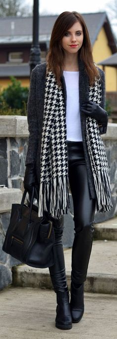 32 Look Legging, Walking Down The Street, Perfect Fall Outfit, Scarf Fashion, Faux Leather Leggings, Leather Leggings