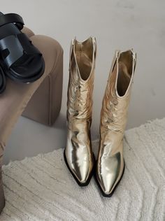 These boots are an absolute must for the spring and summer! The gold metallic pop out in the sun is going to have everyone asking where you got these gorgeous boots! Perfect to pair with anything, dresses, jeans, shorts, skirts! Only available in whole sizes. Gorgeous Boots, Gold Boots, Shorts Skirts, Cowboy Boot, Pop Out, Cowgirl Boots, Festival Outfit, Jeans Shorts, Cowboy Boots