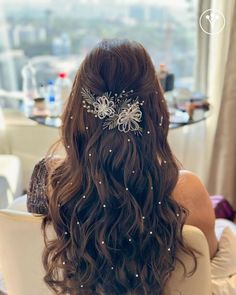 Sangeet Look Hairstyle, Engegment Hairstyle Look, Roka Hairstyle For Bride, Haïr Style For Reception, Indian Bridal Hairstyles For Short Hair, Hairstyle On Sarees, Open Hair Styling For Wedding, Engagement Hairstyles Indian Brides, Roka Hairstyles