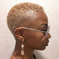 Rockin' It Natural on Instagram: “Love this cut and color @ladylike_pickett.beauty!!! 😍😍😍 • You are Rockin’ It Natural❤!!! Follow us @RockinItNatural for daily natural hair…” Low Cut Hairstyles, Short Bleached Hair, Short Platinum Blonde Hair, Women Blonde Hair, Buzzed Hair Women, Natural Haircuts, Natural Hair Woman, Blonde Natural Hair, Braids With Shaved Sides