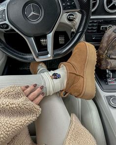 💖 Step out in style with these 20+ Uggs Outfit Ideas That Will Impress Your Crush! From Cute Uggs paired with cozy looks to Trendy Uggs that elevate your street style, these outfits are a must-see. Whether you\'re rocking Ugg Mini boots, Pretty Sneakers, or Fluffy Shoes, these Preppy Shoes-inspired outfits will keep you looking chic and confident all season long! ✨ Leather Snow Boots