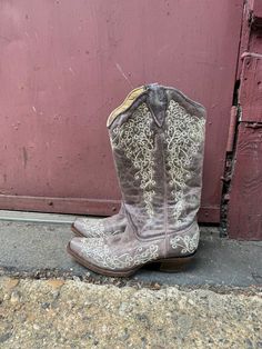 Corral Embroidered Leather Cowboy Boots Size Womens 6.5 "These Corral embroidered leather cowboy boots, size 6.5, feature unique and stylish embroidery. Made with high-quality materials, these boots are sure to make a statement and elevate any outfit. A must-have for any fashion-forward individual." size: 6.5 pre-owned Embroidered Leather, Leather Cowboy Boots, Cowboy Western, Richmond Va, Western Cowboy Boots, May 17, Western Boots, Cowboy Boots, Fashion Forward