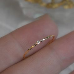 Cincin Diy, Hand Jewelry Rings, Pretty Jewelry Necklaces, Gold Rings Fashion, Gold Ring Designs, Jewelry Accessories Ideas, Twist Ring, Classy Jewelry