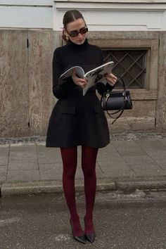 Outfit Bordeaux, Female Office Outfits, Burgundy Tights Outfit, Burgundy Skirt Outfit, Colour Tights, Fem Outfits, Burgundy Tights, Old Money Fashion, Maroon Outfit