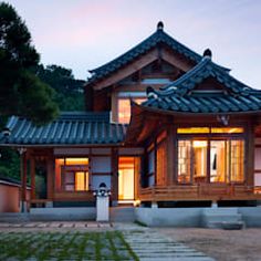 Traditional Japanese House Exterior, Asian Style House, Japanese Home Exterior, Japanese House Exterior, Hanok House, Old Japanese House, Modern Japanese Homes, Korean Traditional House, Korean Architecture