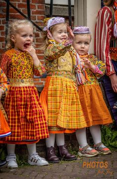 Prachtige klederdracht op Koningsdag op het voormalig schiereiland Marken © Photos for Joy Instagram: Photosforjoy_byanouk Facebook: Photos for Joy Dutch Costumes Traditional, Dont Look Back Quotes, Heritage Clothing, Joy Instagram, Kings Day, Dont Look Back, Facebook Photos