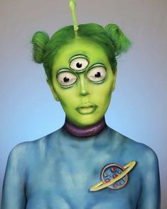 Toy Story Alien Face Paint, Simple Alien Makeup Looks, Alien Costumes Women, Toy Story Alien Makeup, Halloween Makeup Scary Doll, Martian Makeup, Character Makeup Ideas, Halloween Costumes Pretty, Boy Halloween Makeup