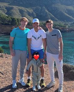 Rafa Nadal posa con su familia al completo en Mallorca, donde está viviendo unas fiestas muy especiales, tras su retirada 🌟🏝️. El tenista, conocido por su humildad y cercanía, ha compartido un cálido posado navideño al estilo Rafa: sin adornos festivos, pero con el mar y la naturaleza como escenario.

'Tiempo para estar con la familia', ha comentado el tenista, que ha compartido con sus seguidores las imágenes de un bonito y soleado día en familia. En las fotos aparecen posando frente a un ac...