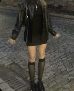 Indie sleeze tumblr outfit with black sheer knee socks #tumblr #indiesleeze #allblackoutfit Doc Martens Outfit, Skandinavian Fashion, Maggie Lindemann, Taylor Momsen, Katherine Pierce, Mode Inspo, Swaggy Outfits, Dc Comic, 가을 패션