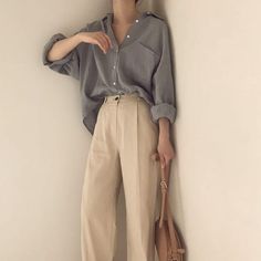 Work Outfits Medium Size Women, Open Button Up Shirt Outfit, 40s Mode, Dark Academia Fashion, Academia Fashion, 90's Fashion