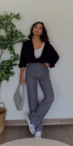 "Unleash Your Inner Boss: Women's Workwear Trousers" Buisness Casual Women Outfits Simple, Outfit Sastrero, Orientation Outfit, Casual College Outfits, Workwear Trousers, Uni Outfits