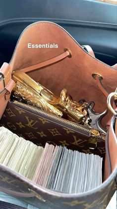 Money In A Purse, Money In Wallet Aesthetic, Money In Purse Aesthetic, Money In Purse, Purse Full Of Money, Purse With Money, Money Comes To Me, Life Goals Future, Money Vision Board