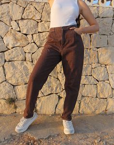 Mom jeans in brown. High rise. Zipper fly. Front and back pockets. Tapered leg. Size EU 40 / UK 12 Actual measurements - 30"(76cm) waist - 40"(102cm) hips - 30.5"(77cm) inner leg - 13"(33cm). Composition - 100% Cotton Condition - Excellent. Sustainability - Vintage Handpicked, repaired and ready to wear. This is an original vintage item, not new and minor signs of wear and age are expected, we will highlight any major flaws. Model is a size UK 6/8 and is 5'7" tall Mid-rise Brown Pants For Streetwear, Baggy Brown Jeans With Five Pockets, Mid-rise Brown Pants With Belt Loops, Brown Tapered Leg Jeans With Five Pockets, Brown Mid-rise Pants With Belt Loops, High Waist Brown Bottoms For Streetwear, Brown Jeans With Belt Loops For Streetwear, Brown High-waist Jeans For Streetwear, High-waisted Brown Jeans With Pockets