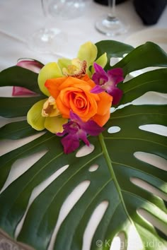 Tropical Flower Arrangements Wedding, Tropical Wedding Centerpieces, Tropical Centerpieces, Tropical Floral Arrangements, Tropical Flower Arrangements, Tropical Bridal Showers, Fiesta Tropical, Hawaiian Wedding, Tropical Party