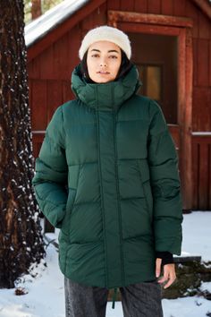 Our go-to, daily insulated puffer, designed to take on snowy, winter days with ease. Parka Jacket Women's, Green Winter Coat, The Super Puff, Alpine Green, Super Puff, Winter Parka, Snowy Winter, Warm Down, Puffer Jacket Women