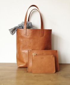 973a5f0ccbc4ee3524ccf035d35b284bdesc40928525ri Brown Leather Totes, Light Brown Leather, Mens Leather Bag, Market Tote, Brown Bags, Louis Vuitton Handbags, Hobo Bag, Tote Handbags