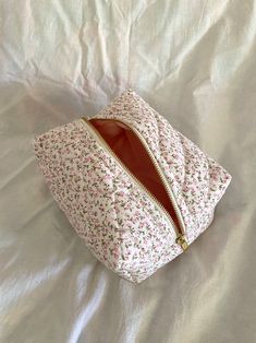 Cute Makeup Bags Diy, Floral Makeup Bag Aesthetic, Cosmetic Bag Diy, Quilt Pouch, Cute Pouches, Quilted Toiletry Bag, Diy Trousse, Floral Pouch, Quilted Makeup Bag