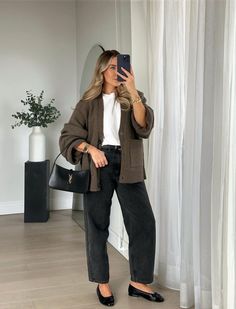 25 Classy Work Outfits For Effortless Office Style Office Outfits Women Casual, Black Baggy Jeans, Chic Business Casual, Estilo Indie, Office Casual Outfit, Professional Outfits Women, Office Outfits Women, Business Casual Outfits For Work, Fall Outfits For Work