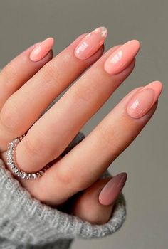 2024's Trendy Summer Short Oval Nails: Gel & Acrylic Inspirations Pink Oval Nails With Design, Pink Oval Nail, Pink And Coral Nails, Coral French Tip Nails, Pretty Girl Nails, Floral Nails Summer, Dec Nails, Uñas Color Coral, Coral Nail Art