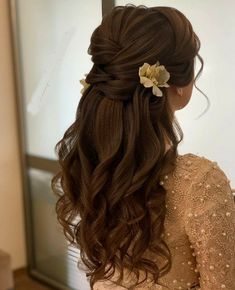 Hairstyles For Wedding Guest Indian, Wedding Hairstyles Desi, Simple Hairstyle For Saree, Hair Down Styles, Pakistani Bridal Hairstyles, Bridemaids Hairstyles, Hairstyle For Chubby Face, Bridal Hair Buns