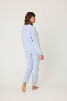 Celebrate the ski season with this long sleeve marshmallow top, featuring stylish white stripe detail on the sleeves and an eye-catching 'Après Ski' print on the front. The light blue hue brings a refreshing touch to your winter wardrobe, while the sporty design makes it an excellent choice for après-ski gatherings or seasonal outings. Stay warm and fashionable all season long! Ski Set, Blue Whisper, Rails Clothing, Ski Brands, Ski Print, Blue Lounge, Nye Outfits, Sporty Design, Ski Season